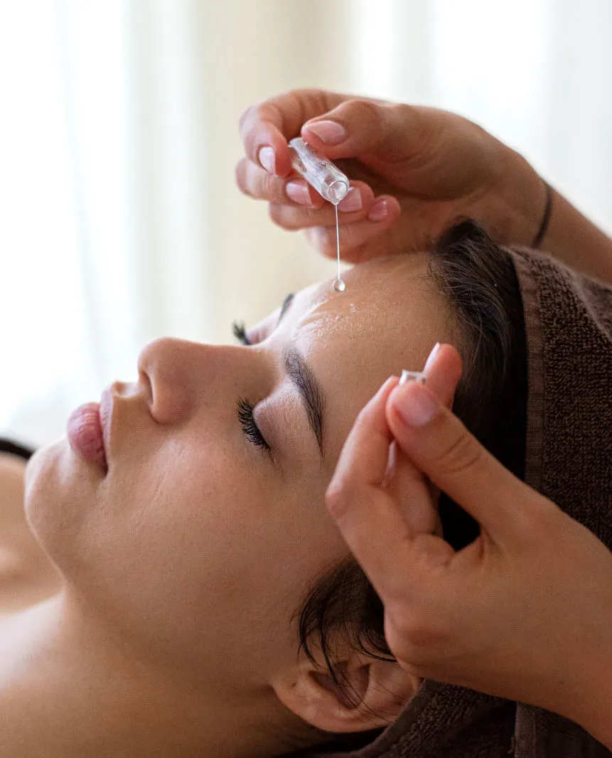 Gesichtsmassage mit Pflegeöl
