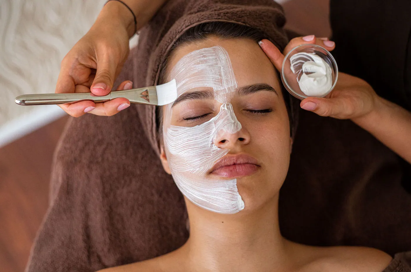 Gesichtsbehandlung mit Maske und Pinsel