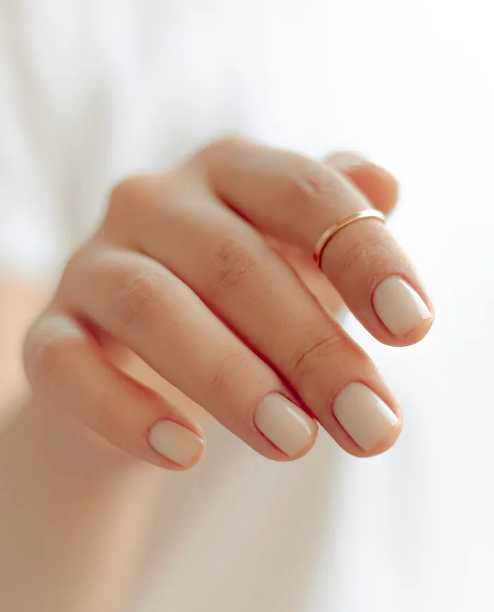Gepflegte Hand mit Ring