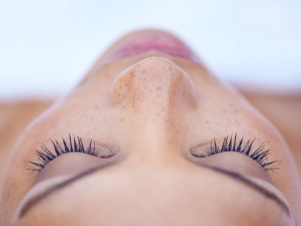 Geschlossene Augen mit gepflegten Wimpern