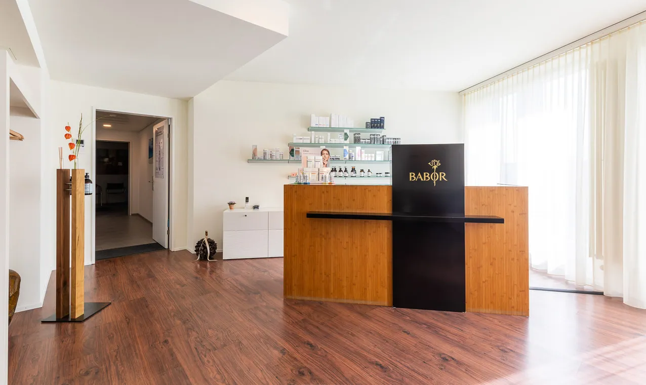 Empfang von Art of Beauty Padrutt mit Holztheke