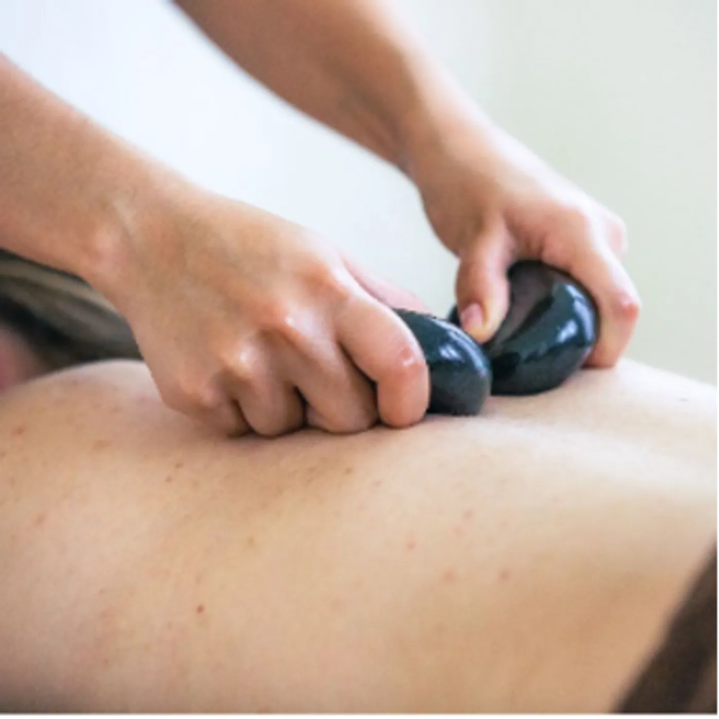 Hot-Stone-Massage am Rücken